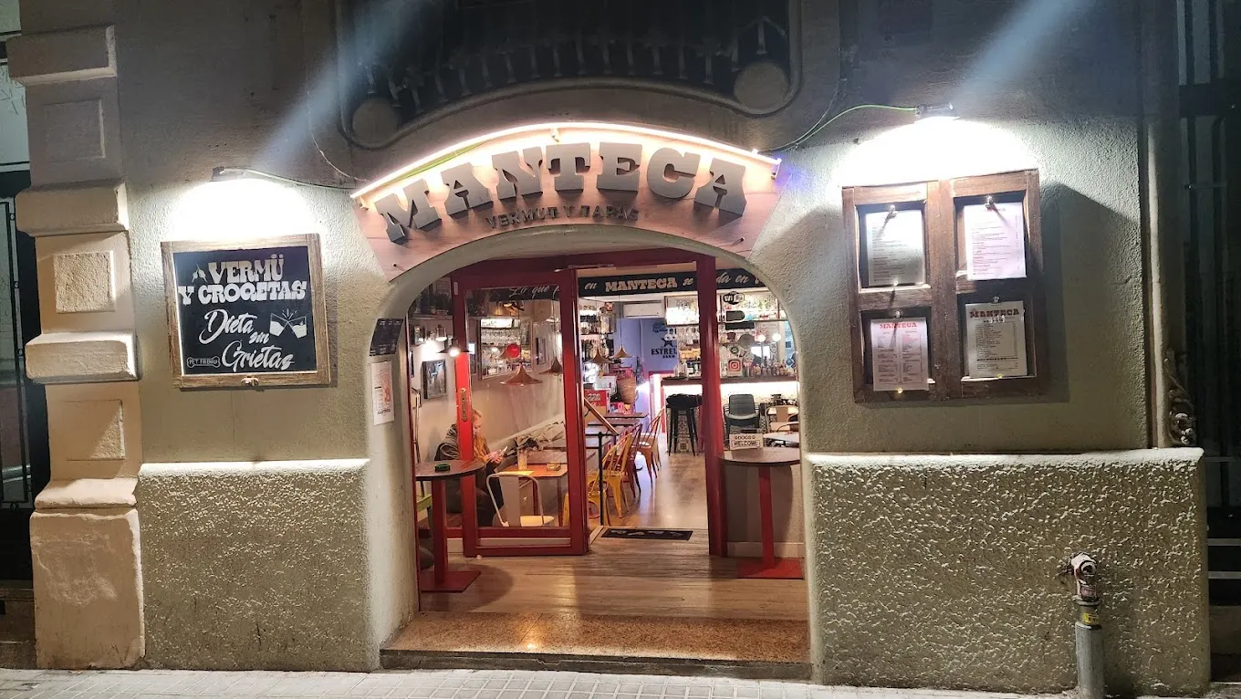 Fachada de Manteca de noche