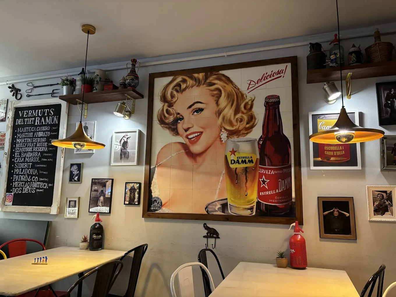 Interior con cartel vintage